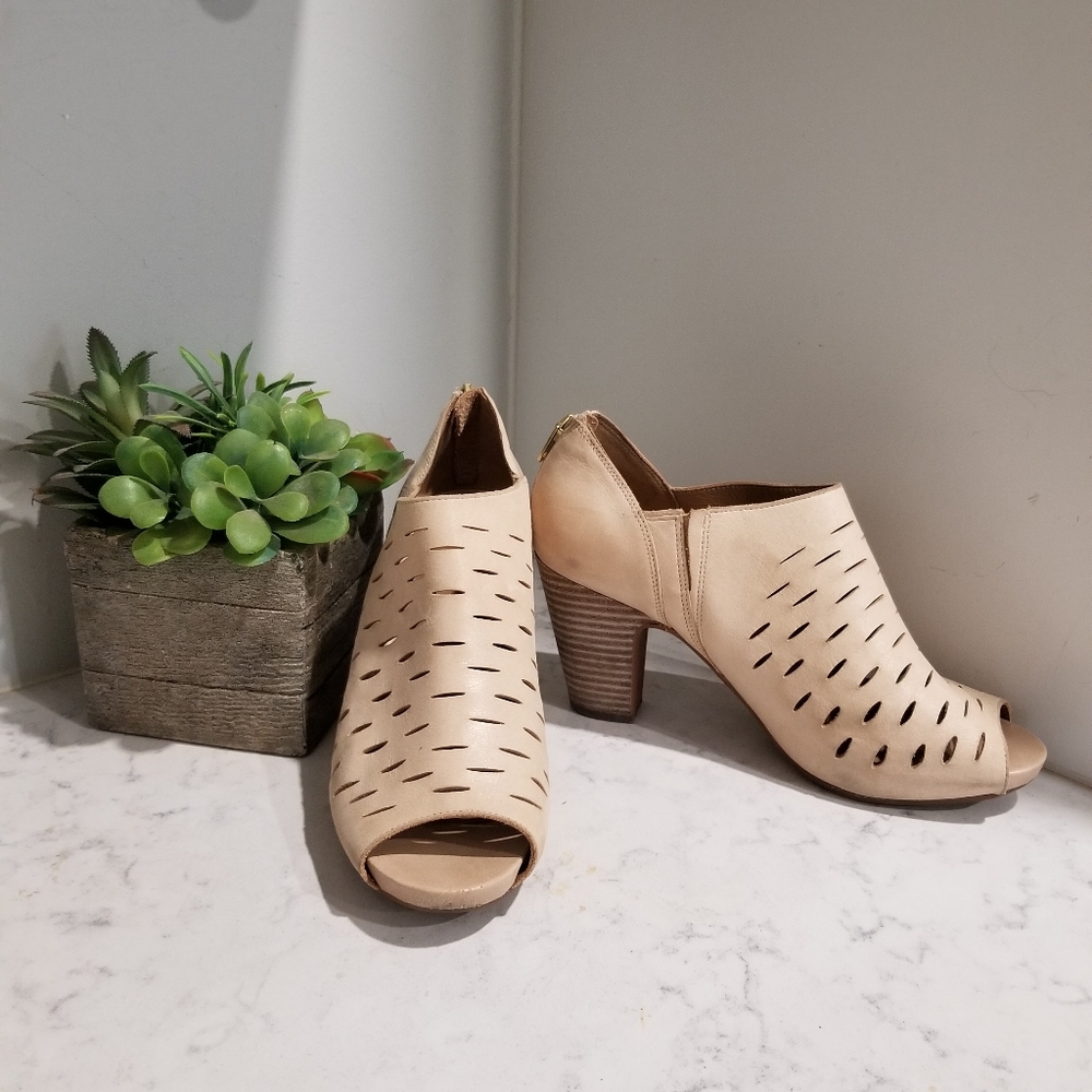 👠 CLARKS ARTISAN CREAM OPEN TOE ANKLE BOOTS